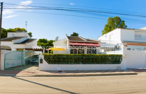 Detached Villa - Venta - Torrevieja - Urbanización San Luis