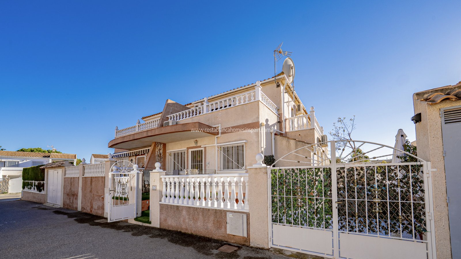 Használt - Semi - Detached Villa - Cabo Roig - 