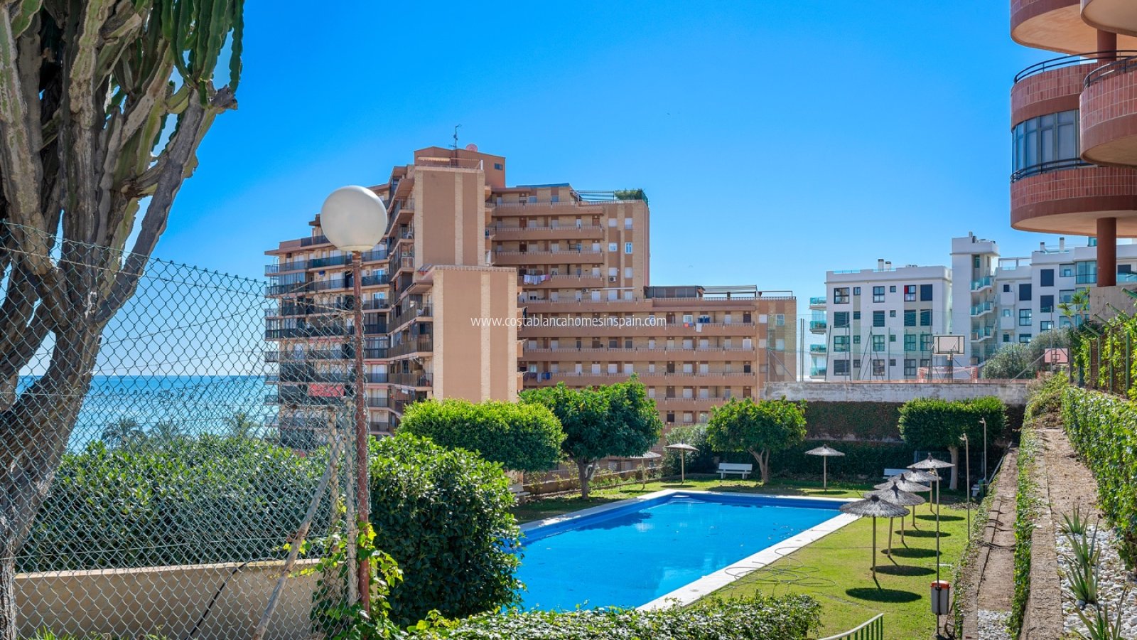 Resale - Apartment - Arenales del sol - Segunda linea playa