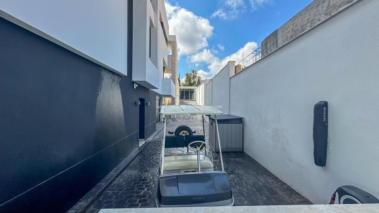 Resale - Detached Villa - Villamartin