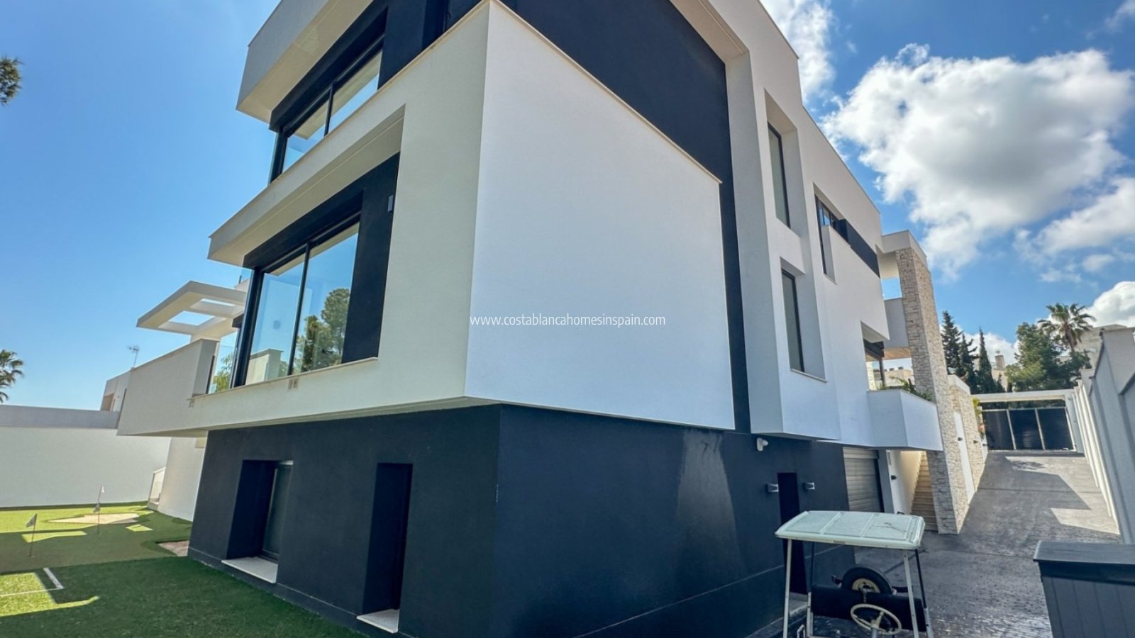 Resale - Detached Villa - Villamartin