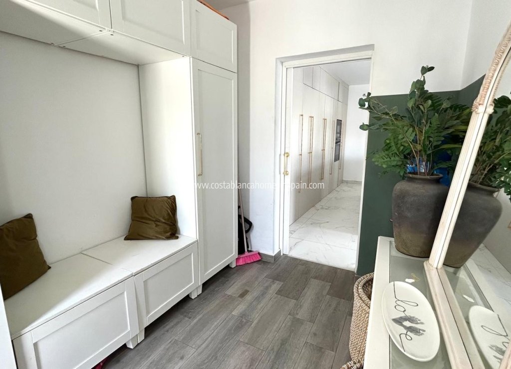 Resale - Detached Villa - Villamartin