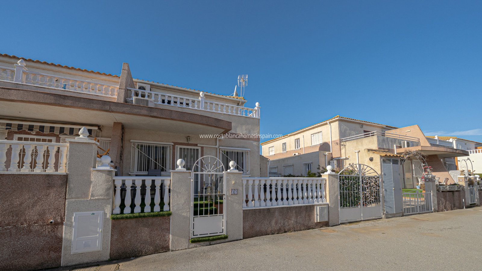 Resale - Semi - Detached Villa - Cabo Roig - La Regia