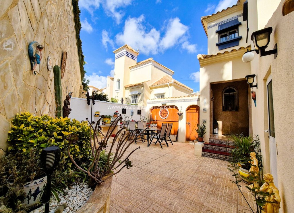 Sale - Detached Villa - Villamartin - Costa Blanca