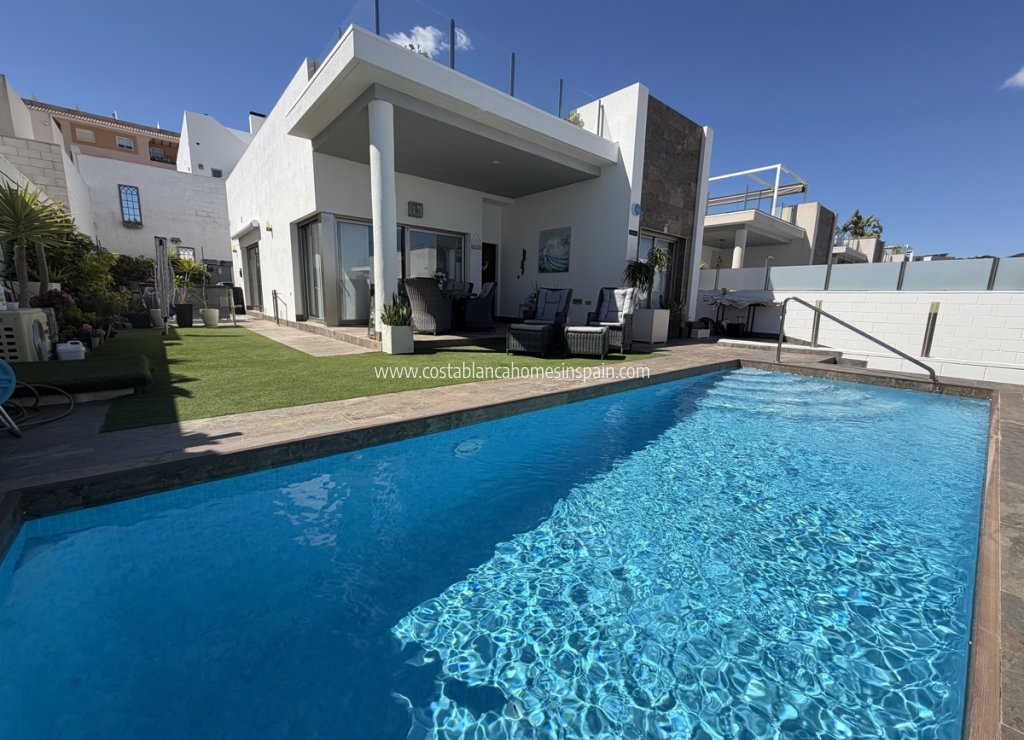 Sale - Detached Villa - Villamartin