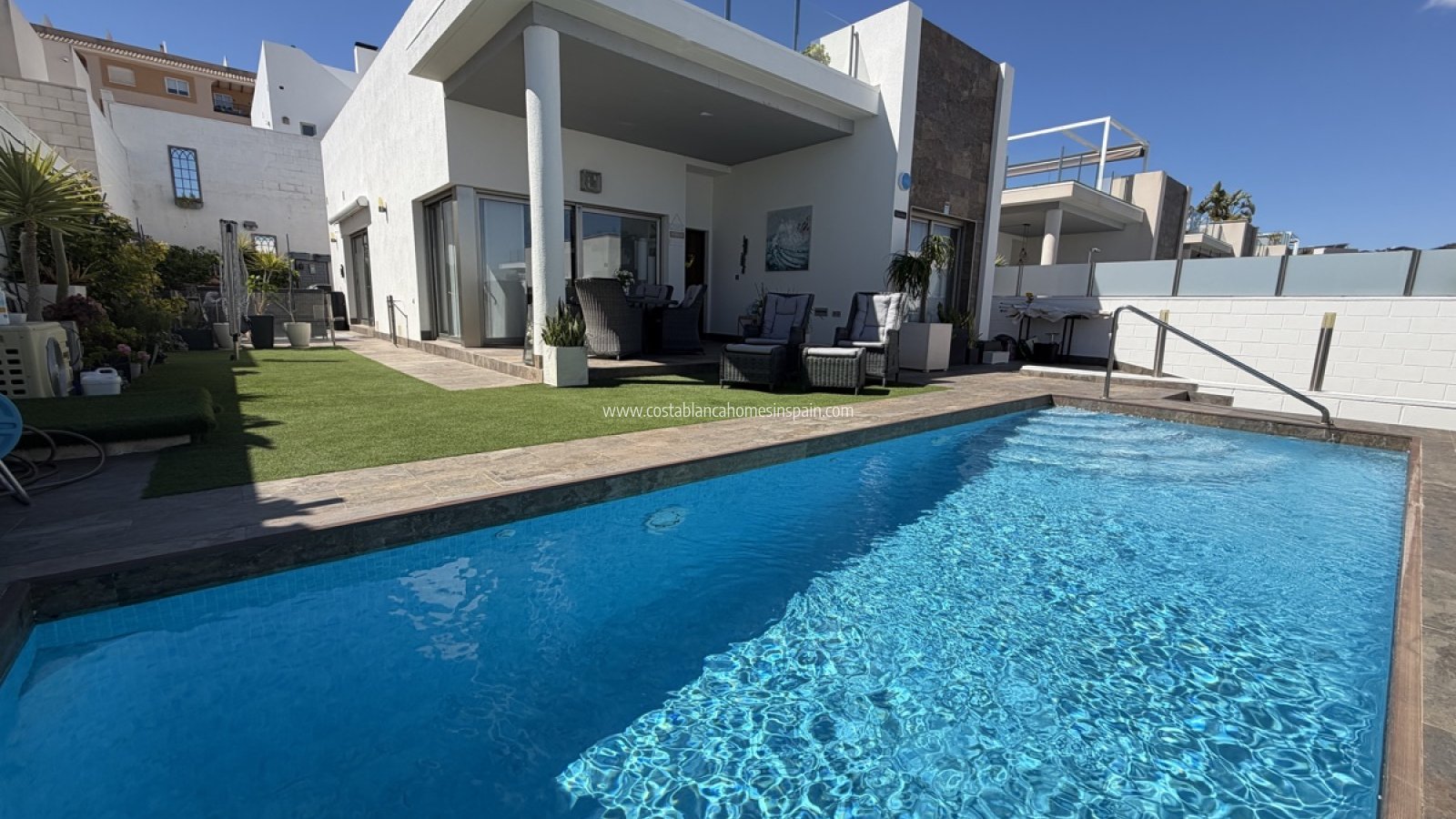 Sale - Detached Villa - Villamartin